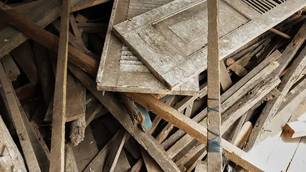 Kullanılmamış odun yığını. Yüksek odun yığını, çok dağınık. Yaşlı, yıpranmış ve kırılgan. Geçmişe uygun, ağaçları kesmeyi önleme, depo düzenleme fikirleri. İşlenmiş ahşap kavramı