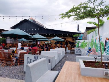 Mie Gacoan restoranındaki atmosfer. Endonezya 'nın ana menüsü olarak erişte satan bir restoran. Mie Gacoan çok popüler. İş geçmişi ve avlu mimarisi