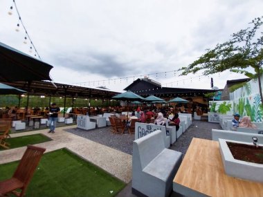 Mie Gacoan restoranındaki atmosfer. Endonezya 'nın ana menüsü olarak erişte satan bir restoran. Mie Gacoan çok popüler. İş geçmişi ve avlu mimarisi