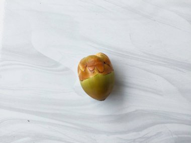 Beyaz granit zeminde mini hindistan cevizleri. Hindistan cevizleri hakkında araştırma. Doğa arkaplanı