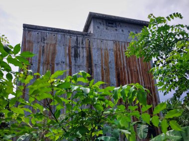 Terk edilmiş eski bina. Gizemli bina. Bu bina genellikle bir kırlangıç yuvası endüstrisi olarak kullanılır. Kırlangıç yuvasının birçok avantajı vardır. eski bina.