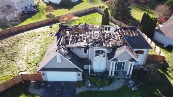 Vista Aérea Casa Queimada Com Telhado Único Destruído Dois Andares — Vídeo de Stock