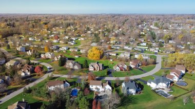 New York, Rochester 'ın dışa doğru genişleyen banliyölerinde, düşük yoğunluklu iki katlı bir ev. Geniş arazili lüks bir banliyö evi, çimenli yeşil çimenler, sonbahar sezonu