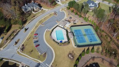 İki tenis kortu, lüks komşular Flowery Branch 'ta yüzme havuzu, Atlanta, Georgia, ABD banliyöleri. İkamet alanı büyük evler