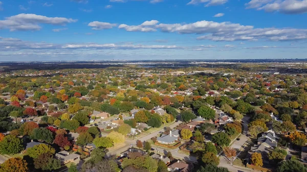 Luchtfoto Voorstedelijke Woonwijk Onder Wolkenblauwe Hemel Met Kleurrijke Herfst Gebladerte — Stockfoto