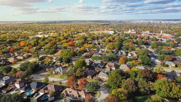 Hava manzaralı banliyö yerleşim yerleri bulut mavisi gökyüzünün altında renkli sonbahar yaprakları ve Dallas, Teksas yakınlarındaki tek aile evleri. Alt bölüm yatay çizgiye doğru genişliyor