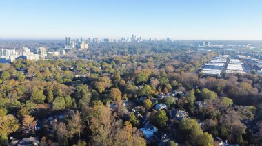 Hava manzaralı yeşil Brookwood Hills mahallesi ağaçlarla kaplı caddeler, yerleşim evleri ve arka planda Atlanta şehir merkezindeki gökdelenler. Buckhead 'deki Peachtree Hills' in güneyi yemyeşil bölge.