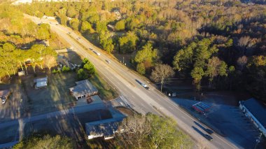 Hamilton Mill Yolu yakınlarındaki tek aile evinin etrafında Georgia, Buford 'daki Bogan Park' ın ahşap yemyeşil ağacı bulunuyor. Atlanta 'nın varoşlarında çitle çevrili evler yok.