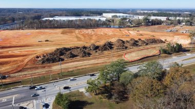 Georgia, Buford 'daki Camp Branch Rd yakınlarındaki tamamlanmış ticari veya endüstriyel depo binalarına yakın büyük bir inşaat projesi. Ağır makineler, toprak taşıma, sal vakfı yığını