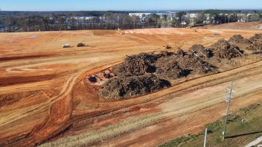 Georgia, Buford 'da bulunan Camp Branch Rd yakınlarındaki büyük bir depo inşaat projesinde ev yıkım ve ağaç gövdesi kaldırılmasından kalma devasa enkaz yığını. Toprak Taşıma Salı Vakfı