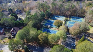 Tenis kortu kompleksi yakınında iki katlı evleri ve Atlanta, Georgia, ABD 'nin varoşlarında yaşayan yerel halk parkı olan tipik lüks yerleşim yerleri. Hava manzaralı ormanlık alan yemyeşil evler