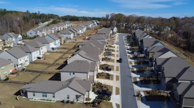 Ormanlık alanda yeşil ve temiz bir apartman planlama HOA yerleşim evleri Atlanta, Georgia, ABD 'de büyük çitli arka bahçe banliyöleri. Hava manzaralı ön garaj evleri