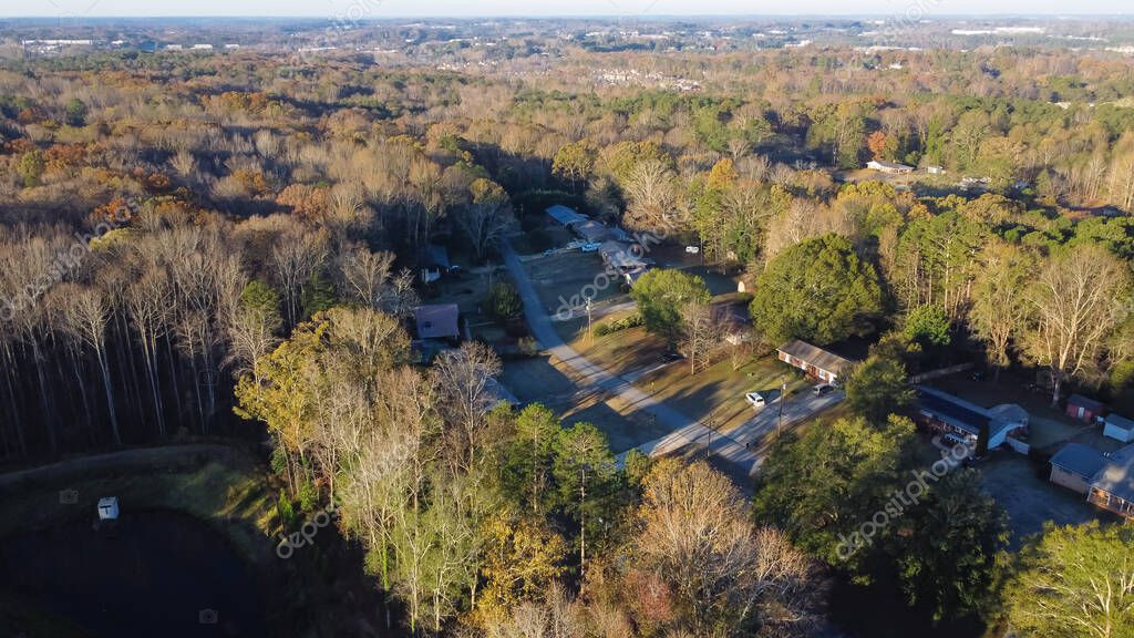 Vista aérea subdivisión extendida con casas unifamiliares situadas en el área boscosa Bogan Park