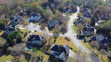 Atlanta, Georgia, ABD yakınlarındaki banliyö yerleşim birimlerinde yüzme havuzu olan lüks evler, Cul-de-sac ve yemyeşil ağaçlar. Kentsel Orman Bölümü Planlama Uzmanı