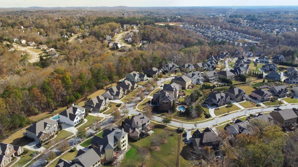 Vista aérea barrio residencial suburbano con Chestnut Mountain en fondo
