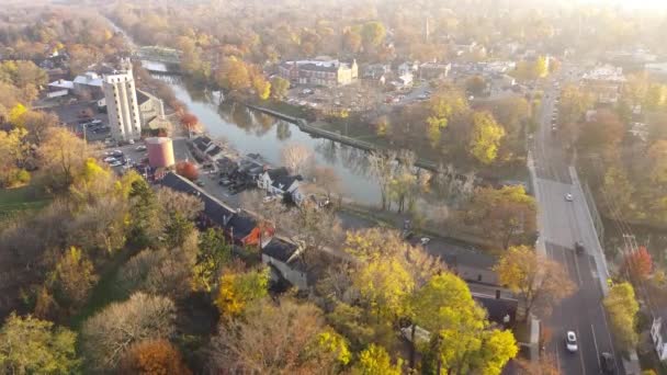 Leć Nad Główną Ulicą Wzdłuż Historycznego Miasta Pittsford Nad Rzeką — Wideo stockowe