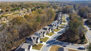 Atlanta yakınlarındaki ağaçlık yemyeşil ağaçlar bölgesinde iki katlı yeni bir bina inşaatı ile planlanmış yerleşim bölgesi. Lüks evler