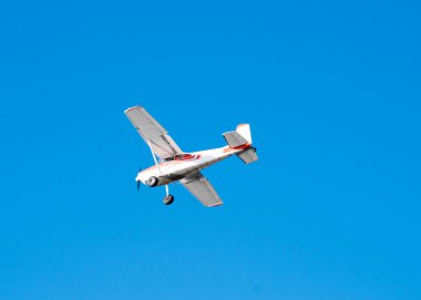 Anchorage, Alaska 'da deniz uçağı üssü yakınlarında güneşli, açık mavi gökyüzünün altında küçük bir uçak ara. Kısa mesafeli bölgesel besleme uçağı tipi uçak uçakları ve hava taksileri.