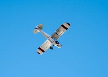 Anchorage, Alaska 'da deniz uçağı üssü yakınlarında güneşli, açık mavi gökyüzünün altında küçük bir uçak ara. Kısa mesafeli bölgesel besleme uçağı tipi uçak uçakları ve hava taksileri.