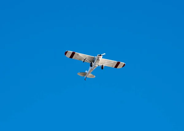 Lookup Small Airplane Light Aircraft Sunny Clear Blue Sky Seaplane — Stock Photo, Image