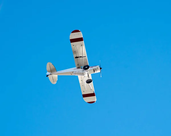 Nachzusehen Ist Ein Kleinflugzeug Leichtflugzeug Unter Sonnigem Blauem Himmel Der — Stockfoto