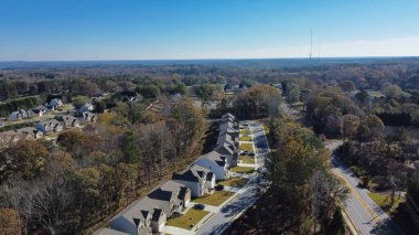 Atlanta, Georgia, ABD 'de iki katlı banliyöleri olan, büyük planlı yerleşim birimlerinde yayın kulesi geçmişi olan bereketli bir ağaç mahallesi. Hava banliyö evleri