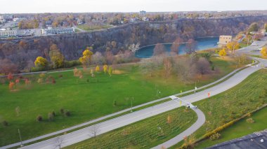 New York, ABD Ontario, Kanada sınırı arasında Niagara Şelalesi boyunca uzanan patika nehir kenarındaki oteller, kumarhaneler ve restoranların sonbahar yapraklarıyla Kanada sınırına bakıyor. Hava manzaralı hedef