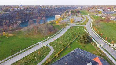 New York, ABD Ontario, Kanada sınırı arasında Niagara Şelalesi boyunca uzanan patika nehir kenarındaki oteller, kumarhaneler ve restoranların sonbahar yapraklarıyla Kanada sınırına bakıyor. Hava manzaralı hedef