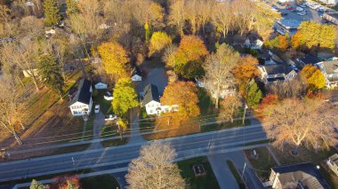 Hava manzaralı Penfield küçük kasabası. Yerel işletmesi, kilise binası renkli sonbahar yeşillikleri olan evler. New York 'un kuzeyinde, Amerika. Beş Mil Hattı Caddesi boyunca parlak sonbahar yaprakları