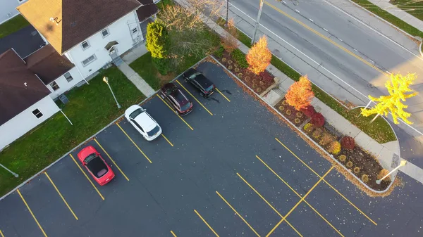Εναέρια Άποψη Πάρκινγκ Των Τοπικών Επιχειρήσεων Κτίριο Πολύχρωμα Φύλλα Φθινόπωρο — Φωτογραφία Αρχείου