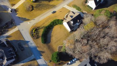 Yüksek ölçekli, çitsiz ve Atlanta, Georgia, ABD 'nin varoşlarında iyi döşenmiş yeni yerleşim alanı olan banliyölerde düşük yoğunluklu yerleşim yeri. Havadan evler