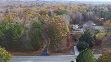 Hava manzaralı yeşillik parkı. İzleri ve Hog Mountain Yolu yakınlarındaki evleri var. Ohara Yolu, Flowery Branch, Georgia, ABD. Geniş ağaç büyüklüğünde evleri olan yerleşik bir mahalle.