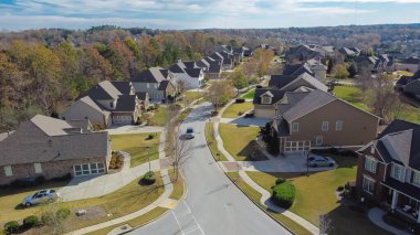 Atlanta, Georgia, ABD yakınlarındaki iki katlı banliyö evleri ve büyük planlanmış kamu mesafesi geçmişiyle New Develoption Mahallesi 'nde bir yerleşim yeri. Havadan büyük evler