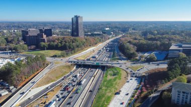 Perimeter ya da Interstate 285 otoyolu boyunca yoğun trafik var. Yükseltilmiş otoyol, yemyeşil Murphey Candler Park 'ı olan ofis binaları, Atlanta, Georgia şehir merkezi. Hava manzaralı modern şehir