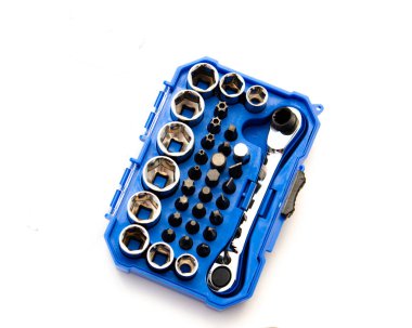 Cilalanmış krom mekanik aracı, İngiliz anahtarını sert bir çantayla, 6 noktalı yıldız desenli anahtarla beyaz arka planda izole edilmiş. Kesme yolu ile hızlı bağlayıcıları döndür ve boşluğu kopyala