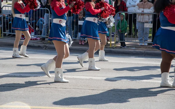 Eine Bunte Gruppe Junger Cheerleader Urlaubsblauen Röcken Weißen Stiefeln Folienbomben — Stockfoto