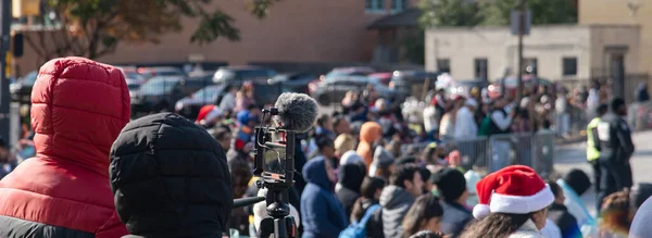 Panorama Para Streamer Vlogger Zatłoczonych Ludzi Ciepłej Kurtce Oglądając Nagranie — Zdjęcie stockowe
