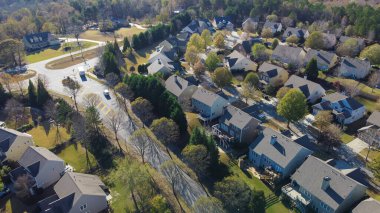 Atlanta, Georgia, ABD yakınlarındaki yüksek yoğunluklu iki katlı tek aile evleri olan yeşil banliyö mahallesinde büyük bir yerleşim yeri. Gökyüzü manzaralı bereketli ağaç topluluğu