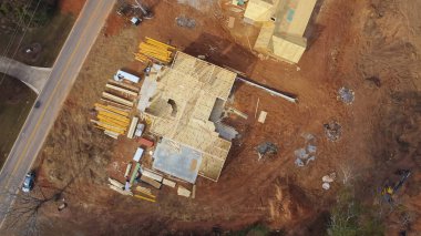 Gürcistan 'da Flowery Branch, ABD' nin banliyösündeki beton döşeme temelinde gece görüşlü iki ahşap evin inşaat sahası ve çerçeve kiriş, kiriş, kiriş. Sanayi