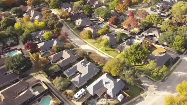 Luchtfoto Vrij Gebogen Residentiële Straat Kleurrijke Herfst Bladeren Voorstedelijke Residentiële — Stockvideo