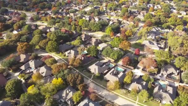 美国德克萨斯州北部达拉斯市高档住宅区 绿树成荫的主人计划将社区细分为五彩缤纷的秋天树叶和一排有游泳池的单户人家 — 图库视频影像