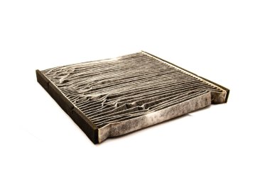 Kirlenmiş molozlarla kaplı kirli araba kabin hava filtresi beyaz arka planda izole edilmiş, çok lifli kağıt pamuk filtresi kullanılmış. Kullanılan hava filtresi