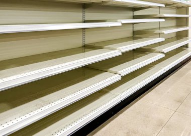 Yiyecek kıtlığı, salgın, ekonomik kriz veya Dallas, Teksas, Amerika yakınlarında kapanan mağazalar nedeniyle marketlerdeki boş raflar. Perakendecinin marketinde tüm biletler tükenmiş.