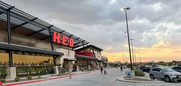 PLANO, TX, USA-JULY 8, 2023: günbatımı yoğun güzel bir trafik ile yakın zamanda açılan H-E-B-B Market zincirinin Panorama manzaralı girişi. DFW Metroplex alışveriş yeri