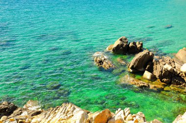 Ninh Chu Sahili, Ninh Thuan Eyaleti, Vietnam 'ın kuzeydoğusundaki Vinh Hy Körfezi' nde eşsiz şekilli kireçtaşı kayalıkları olan güzel turkuaz okyanus suyu. Orta Vietnam 'da seyahat hedefi