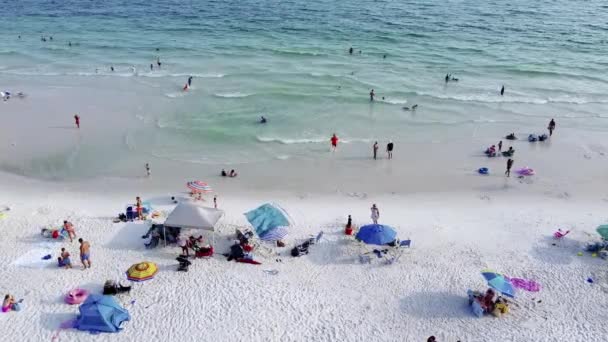 Close Cadeiras Praia Guarda Chuvas Pessoas Nadando Relaxante Descontraído Experiência — Vídeo de Stock