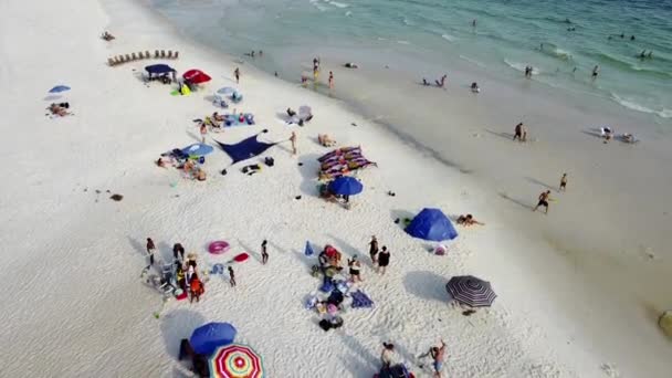 人们搭建海滩帐篷 躺在美丽的蓝色 水晶般清澈的圣罗莎海滩碧绿的海水中 这是佛罗里达州沃尔顿县美丽的白色沙滩氛围 — 图库视频影像