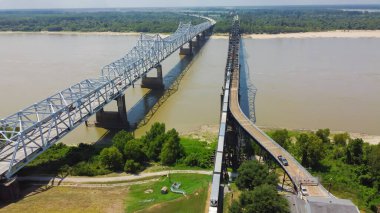 Eski Vicksburg Köprüsü ya da Mississippi Nehri Köprüsü. Çelik demiryolu köprüsünü geçen yük treni. Mississippi Nehri 'nden geçen bir kantilever köprüsü. Hava görünümü