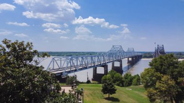 Vicksburg Köprüsü, Mississippi Nehri üzerinden Mississippi Nehri 'ne uzanan 20 no' lu otoban ve 80 no 'lu karayolunu taşıyan bir köprü. Delta, Louisiana ve Vicksburg, Mississippi, ABD arasında. Güneşli mavi gökyüzü