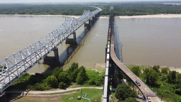 货运列车 汽车交通 在维克斯堡大桥和老维克斯堡大桥上的超速行驶的小河船 载有20号州际公路和80号美国国道穿过密西西比河的悬臂桥 — 图库视频影像